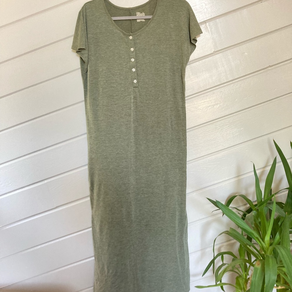 Maxi Dress size XS Army green never been worn.